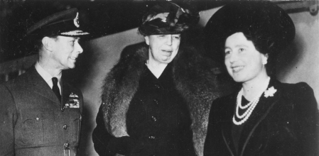 El rey Jorge VI, Eleanor Roosevelt (centro) y la reina Isabel en Londres, 23 de octubre de 1942.